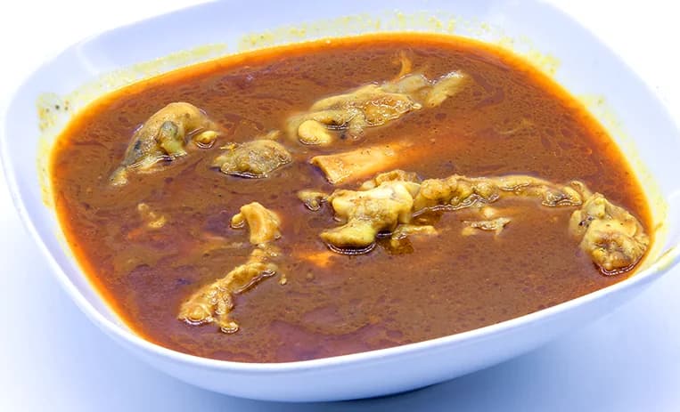 Traditional Paya served with its slow-cooked gravy and garnish